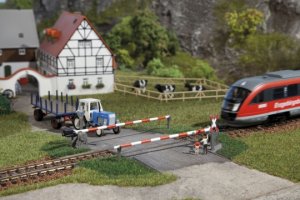 Auhagen Beschrankter Bahnübergang H0