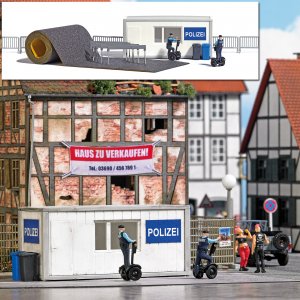Busch Action-Set: Polizeistation mit Segways H0